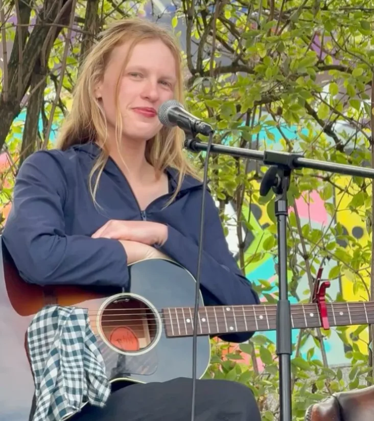 Audrey Hobert gives Phoebe a new video
